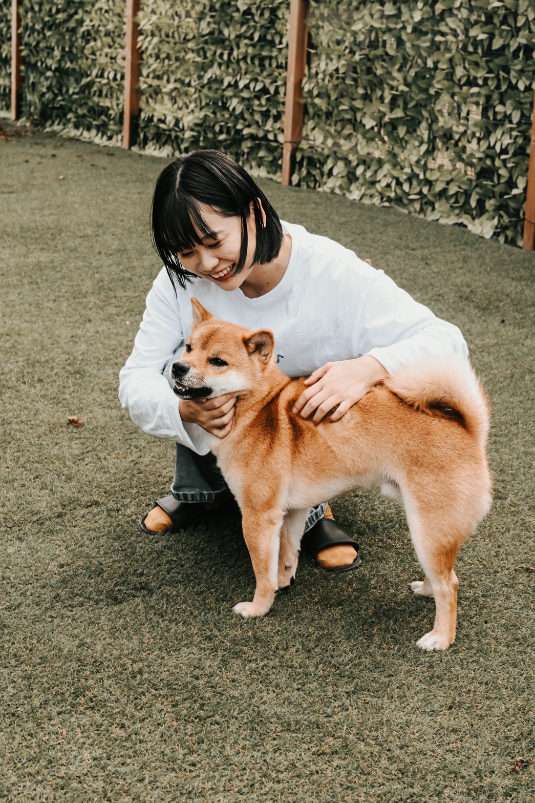 犬と戯れる女性